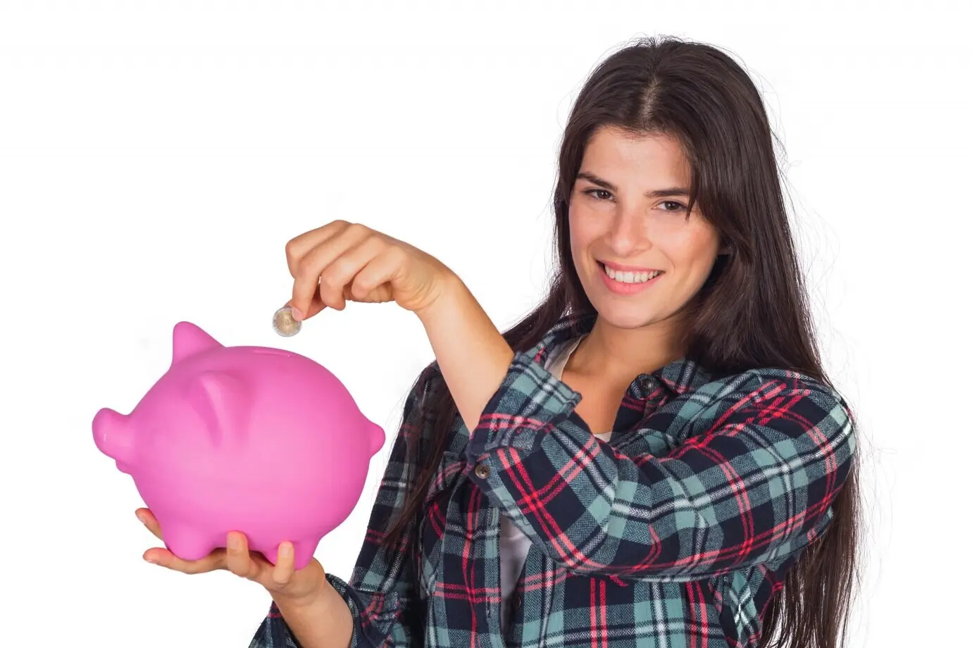 Женщина держит копилку в студии.